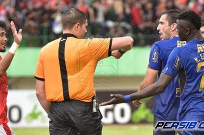 Orang yang Bertugas Memimpin Permainan Sepak Bola Disebut